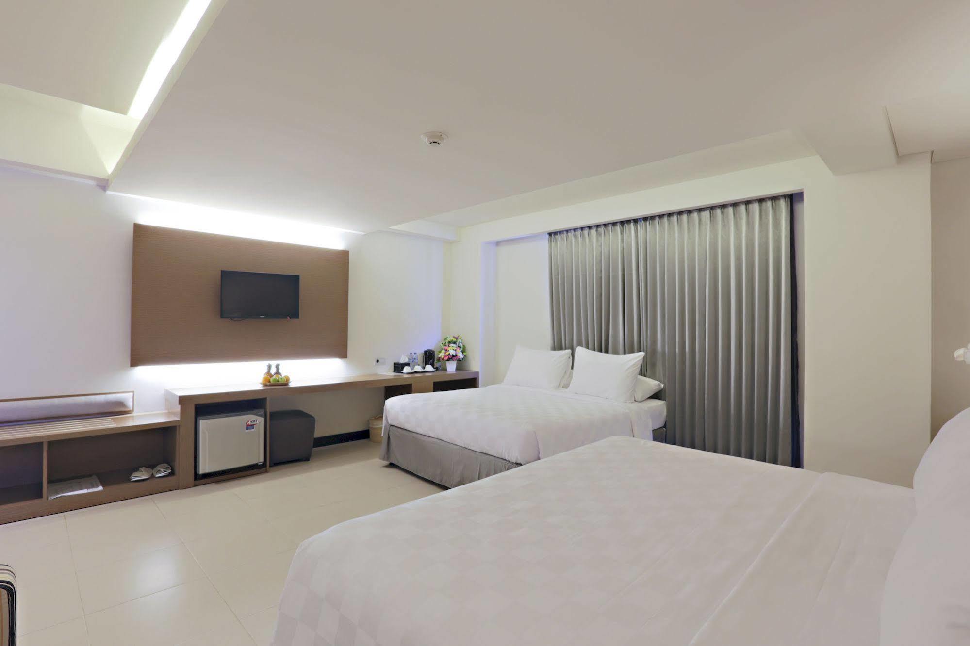 Euphoria Hotel Легиан Экстерьер фото