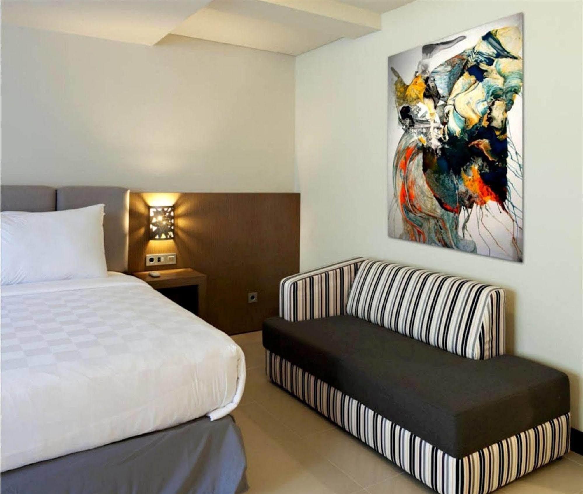 Euphoria Hotel Легиан Экстерьер фото