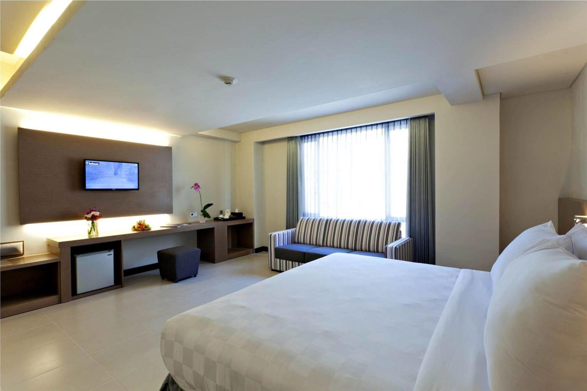 Euphoria Hotel Легиан Экстерьер фото