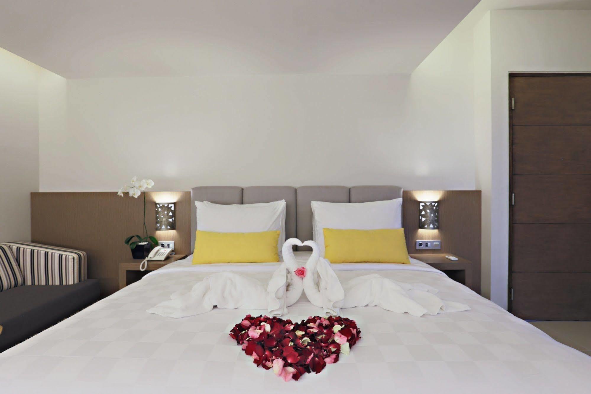 Euphoria Hotel Легиан Экстерьер фото
