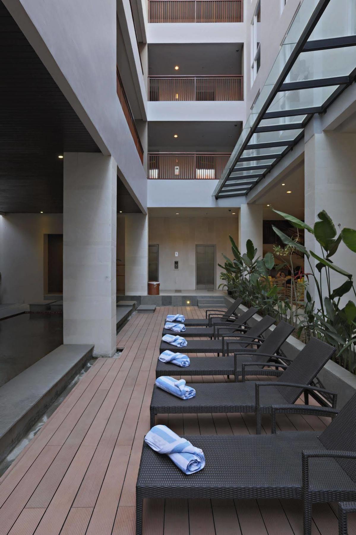 Euphoria Hotel Легиан Экстерьер фото